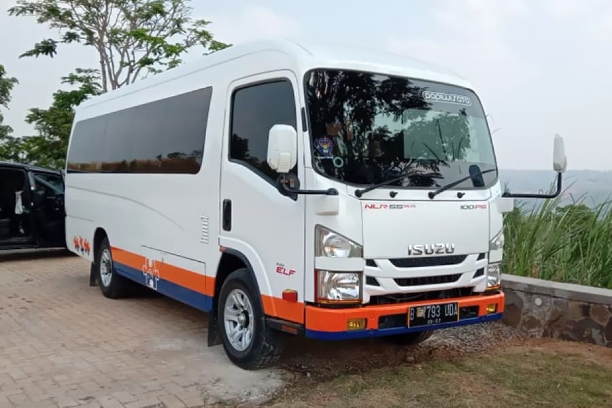 Sewa Elf Putih List Orange Biru - Rental Mobil Elf