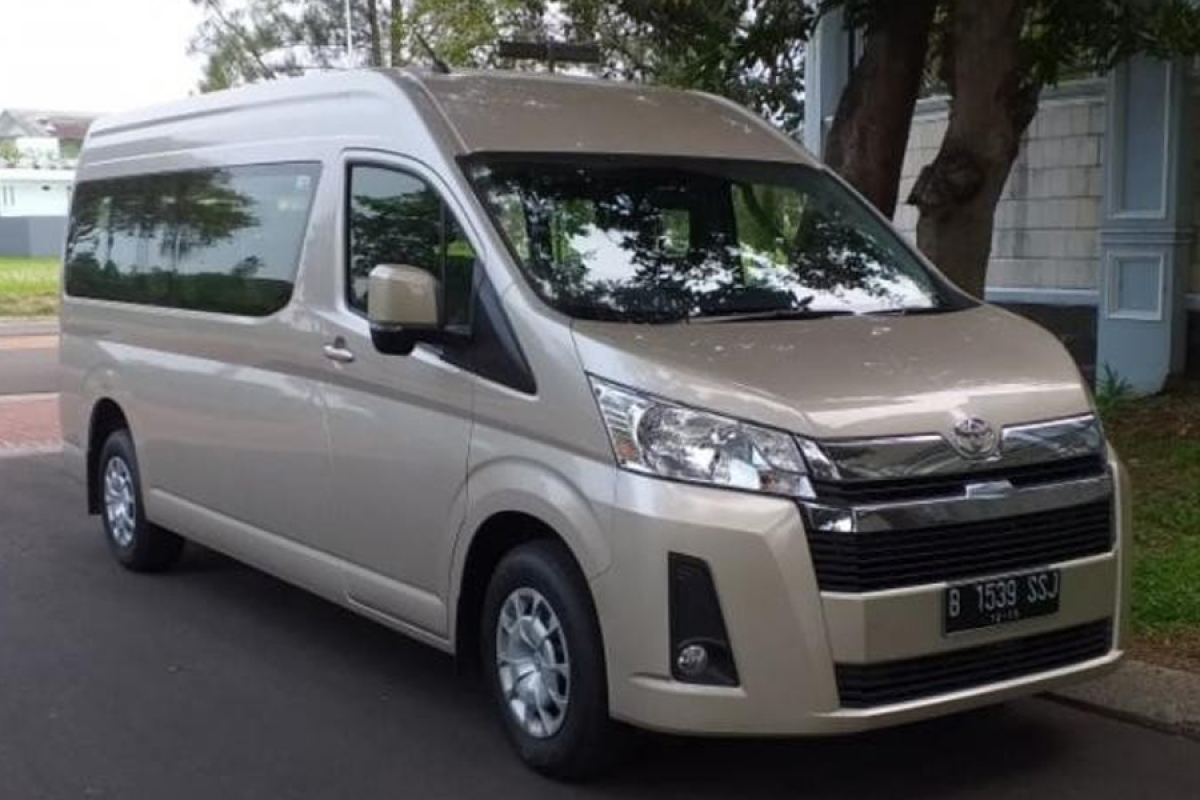 Sewa Mobil Toyota Hiace Premio 12 Seaters