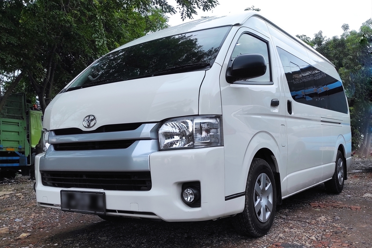 Sewa Mobil Toyota Hiace Commuter 15 Seaters