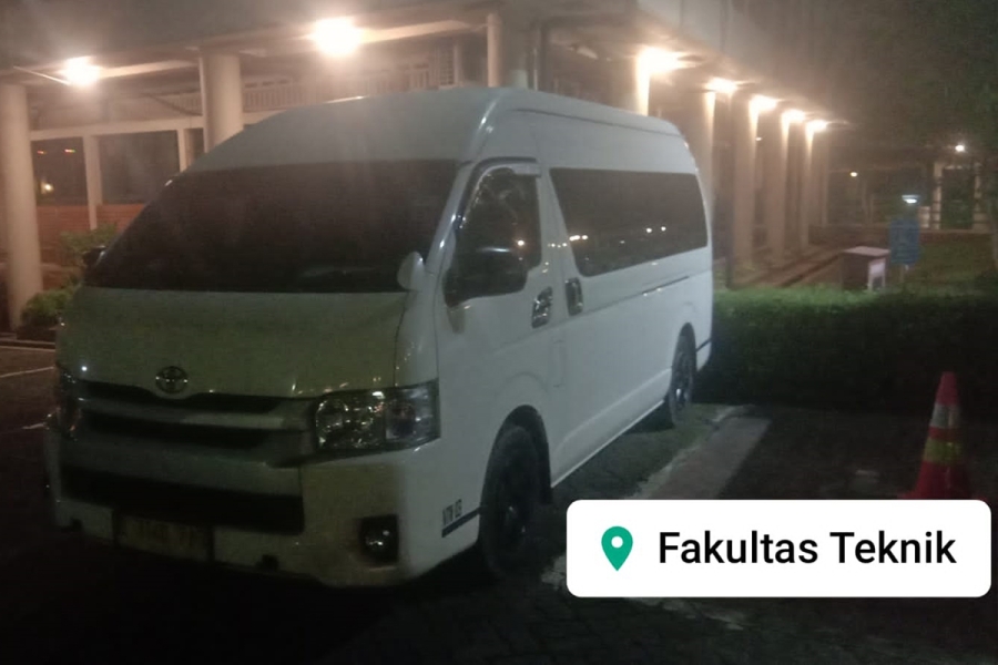 Toyota Hiace bersama Fakultas Teknik Universitas Indonesia