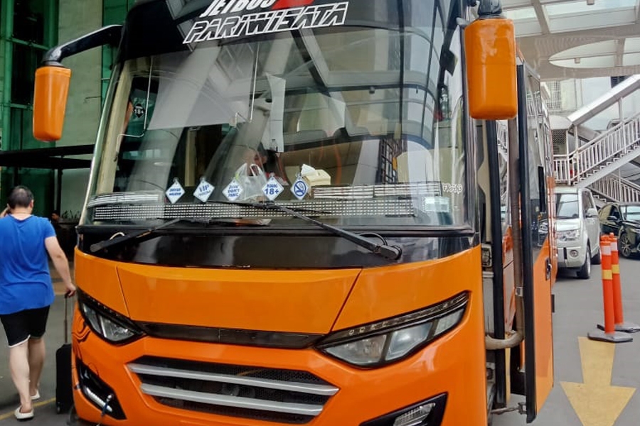 Medium Bus Pariwisata dan Wisatawan China