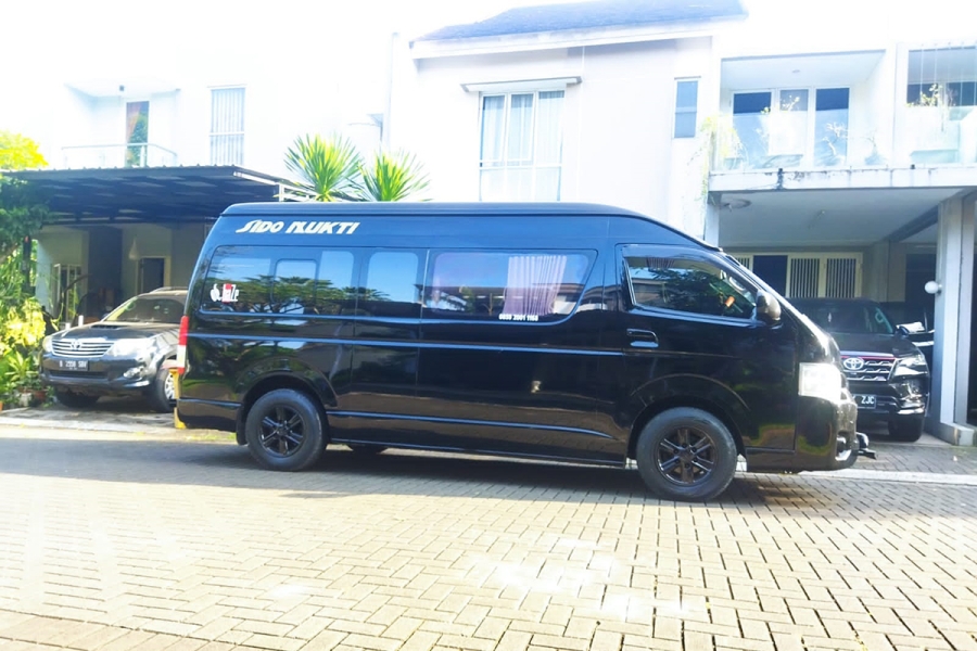 Toyota Hiace Luxury Tujuan Kota Kembang Bandung